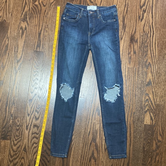 Free People Skinny Women’s Distressed Jeans in Blue Wash. size 25 - Picture 10 of 11